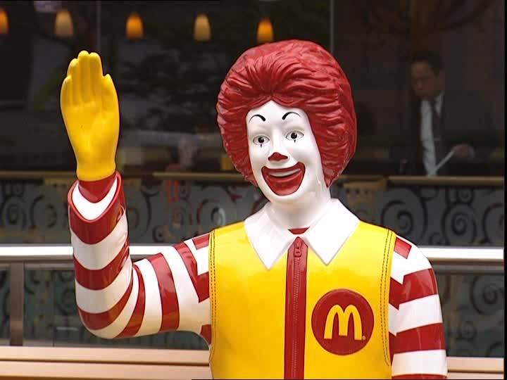 麦当劳小丑假若我们再向前追溯,其实我们可以发现脸上涂着油彩,带着红