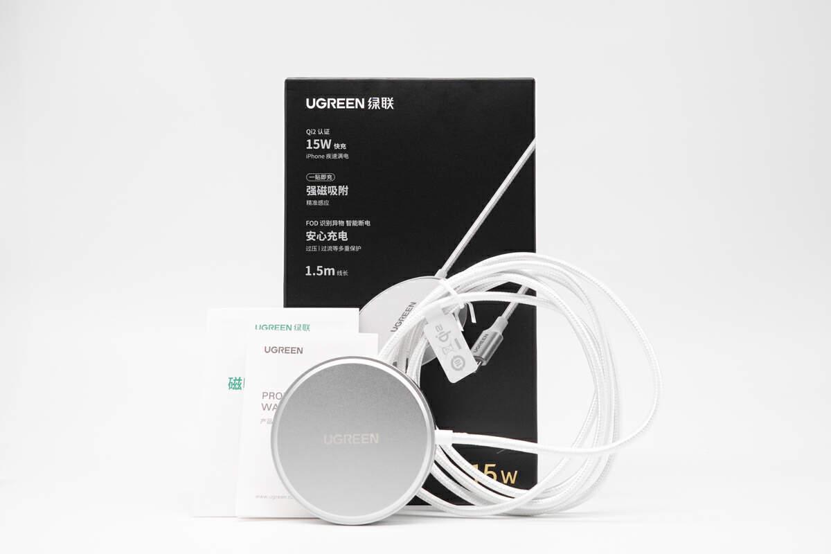 包装盒以黑色背景为基调,正面印有磁吸无线充电器三维外观图示,左侧上