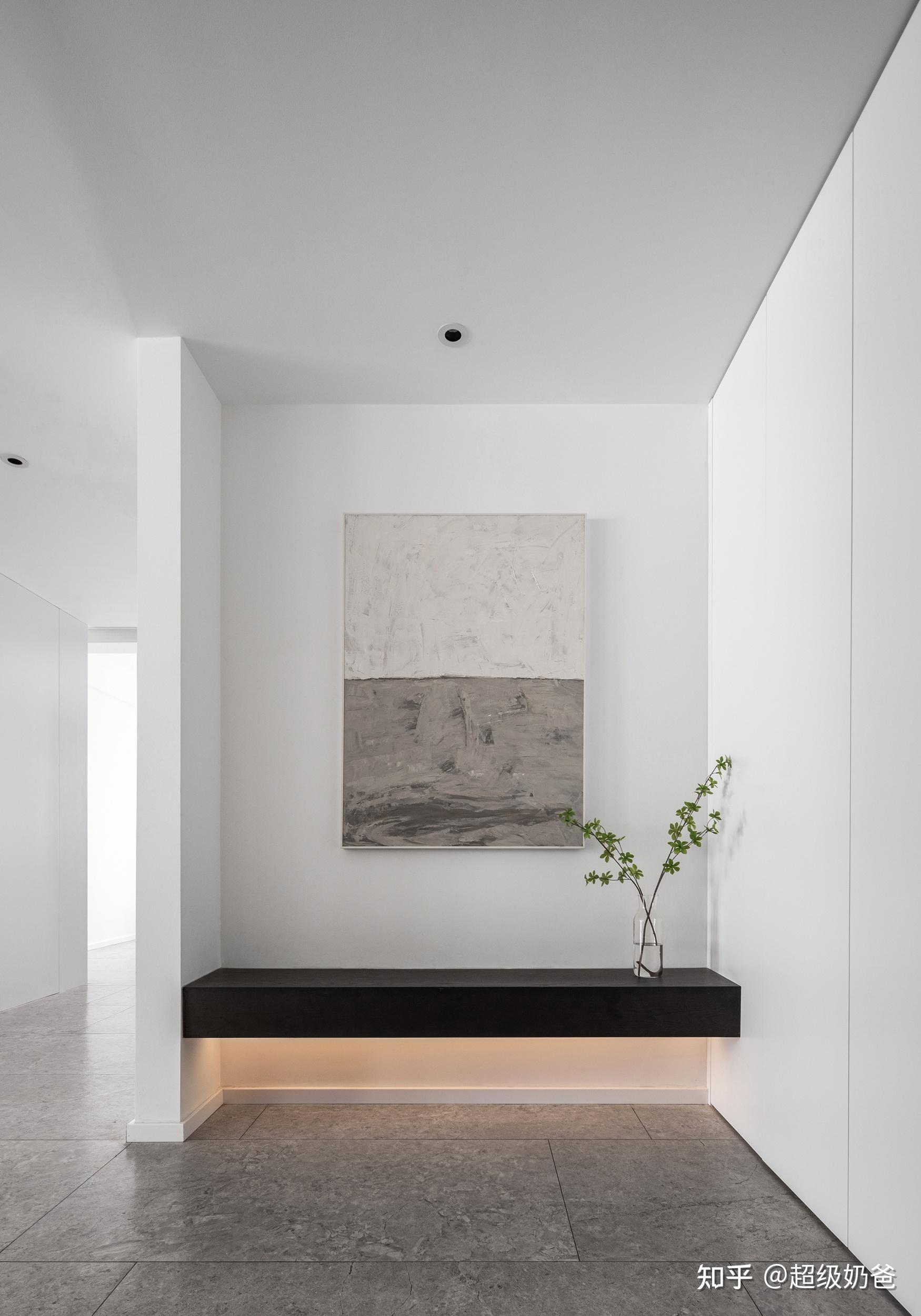 配合上留白的墙面,整体清爽明润,顶天立地的玄关柜设计,为空间增加