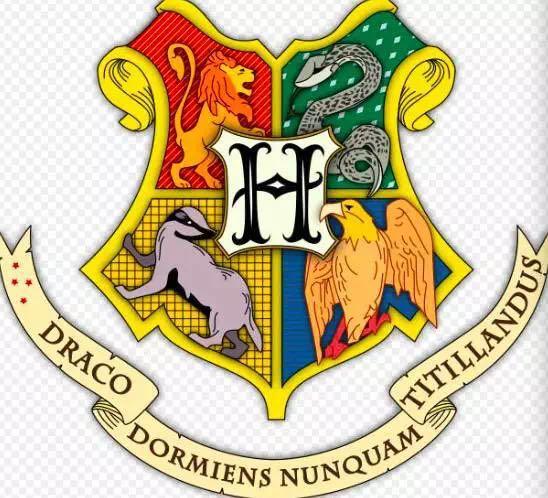 其一,霍格沃茨四大魔法学院与英国四大律师学院的校徽是几乎一样.