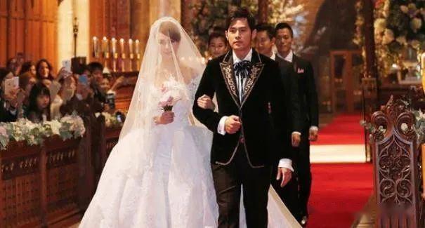 洋娃娃昆凌16岁离开初恋嫁大14岁周杰伦结婚多年赔10个亿