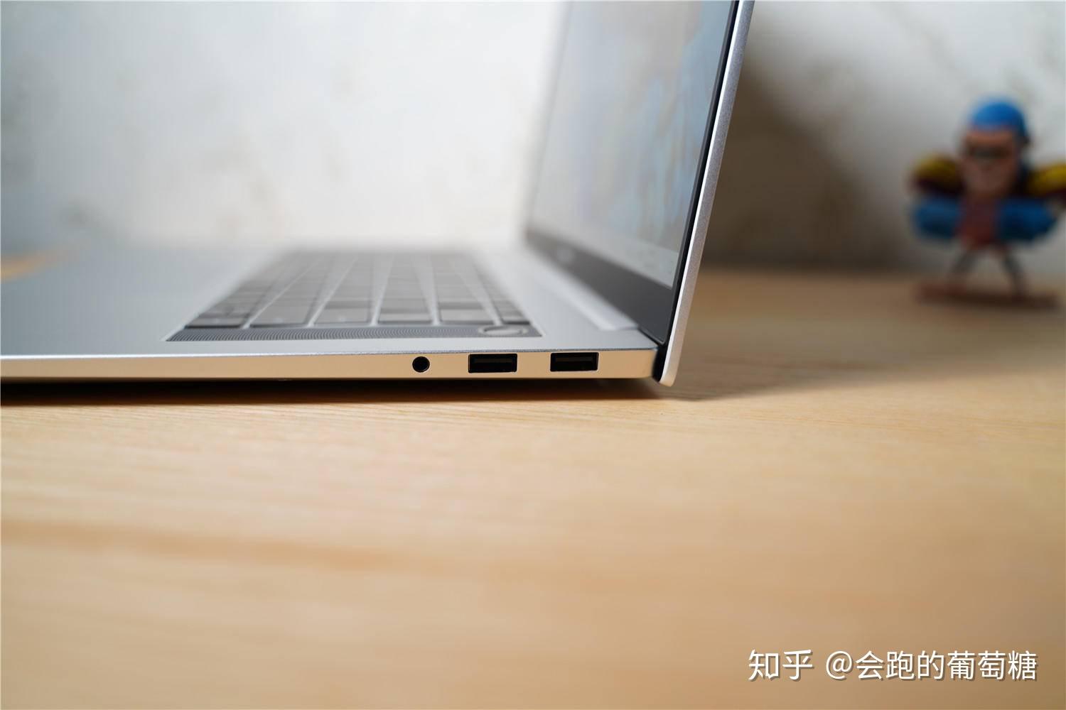 荣耀magicbook耳机插孔,荣耀magicbookpro 5mm耳机麦克风二合一接口以及一个全功能usb-c口,可以充电也可以传输