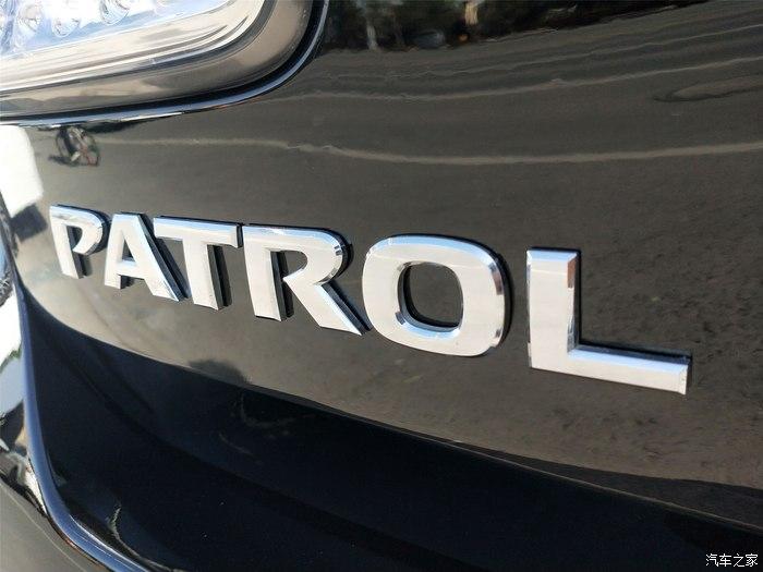 尾部的日产车标,车大,标志再大都觉得有点小贴了车衣,像是一面镜子一