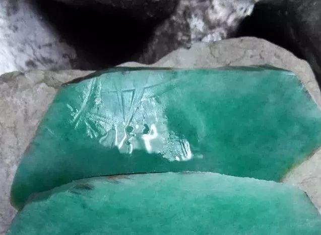 1万买回来的赌石切出满绿手镯暴涨成品出世更是涨懵