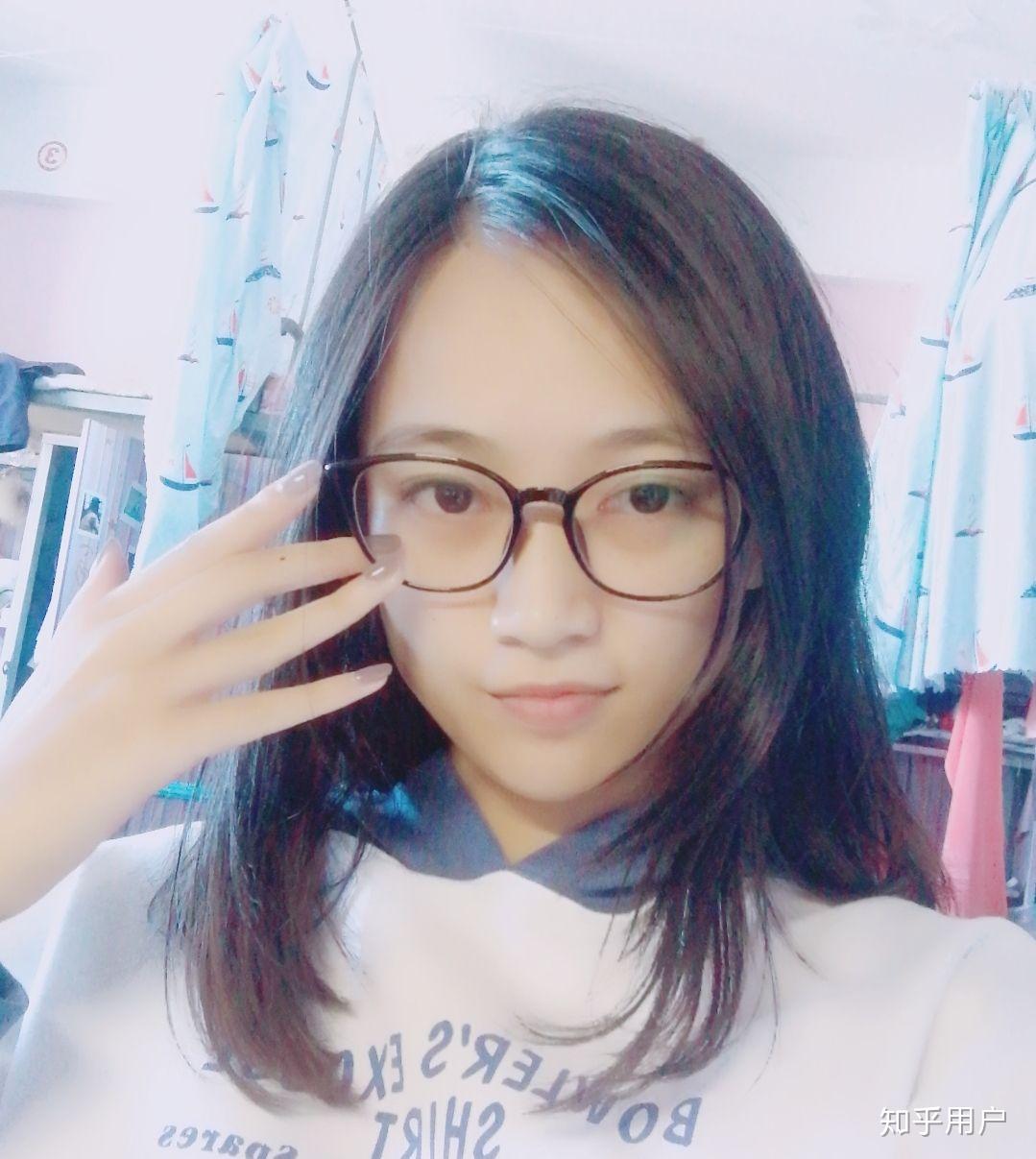 有那种戴眼镜也好看的女生吗