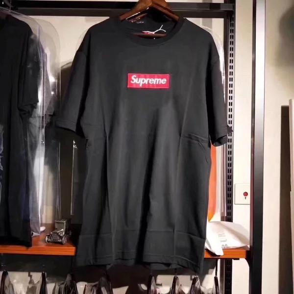 胸口纹supreme (图片源自淘宝)