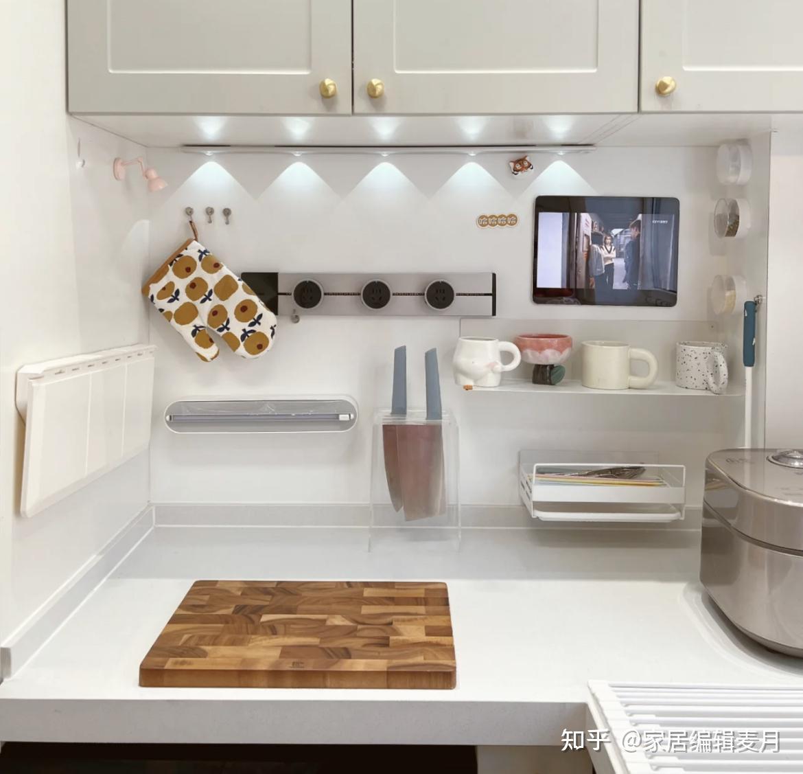 别再说瓷砖上墙,就能解决墙面油污了,真正的厨房墙面天花板是珐琅板.