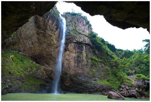唐.施肩吾《瀑布》豁开青冥颠,泻出万丈泉.如裁一条素,白日悬秋天.