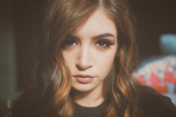 chrissy costanza,96年的妹纸,atc主唱,颜好铁嗓子 这周末来上海开