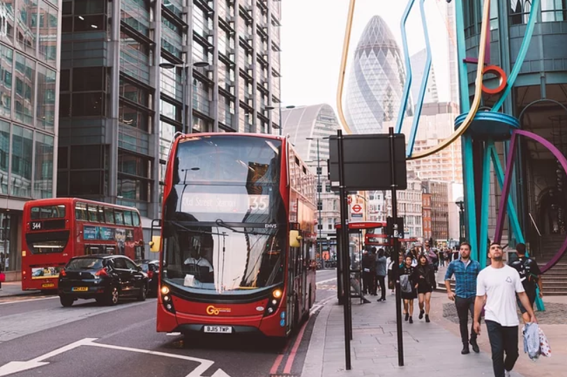 伦敦红色双层巴士的学名叫aec routemaster而翻译过来的中文名字非常