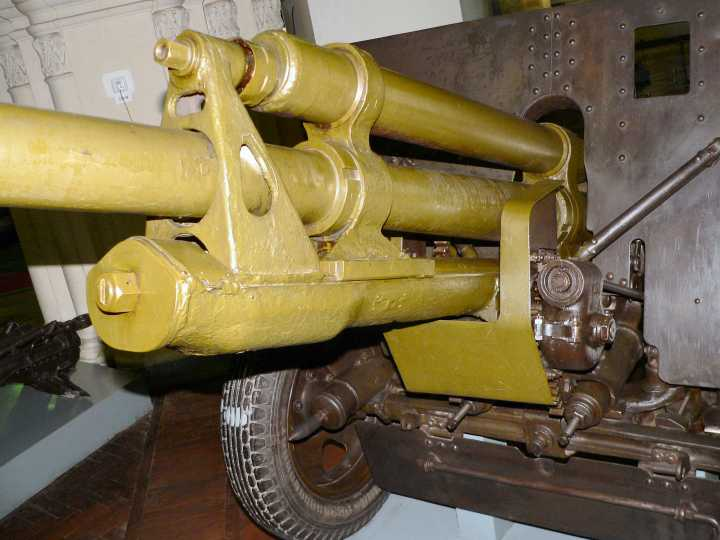 它炮管下面有一条u形槽,炮管是在这条槽上滑动的,火炮的驻退机也布置