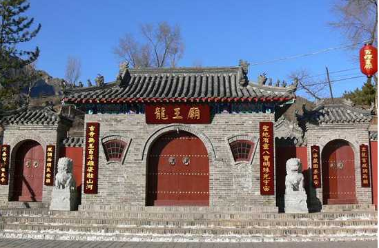 钟栖野渭然长叹道:"我是个孤魂野鬼,于情于理,不能近庙半步,先生现在