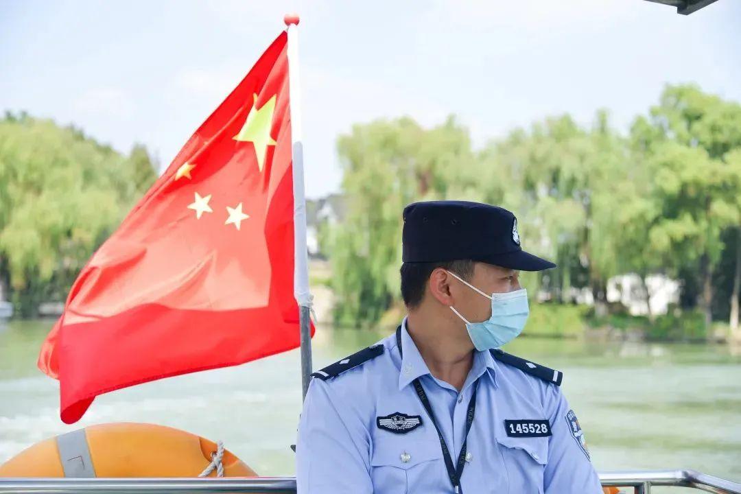 嘉兴市公安局南湖区分局七一派出所民警高云峰不时提醒着广大游客