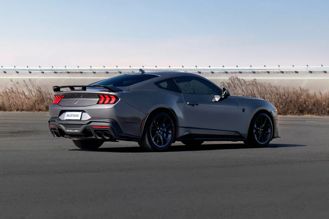 自吸大V8！很难不爱它！体验全新福特Mustang Dark Horse - 知乎