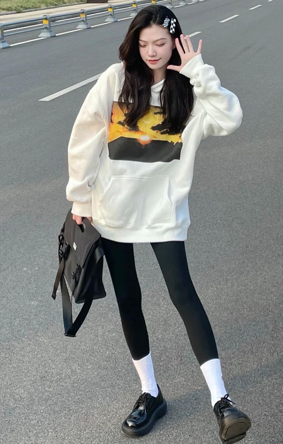 别再傻傻露脚踝,今年冬天兴起"露袜时尚",搭配鲨鱼裤保暖时髦 - 知乎