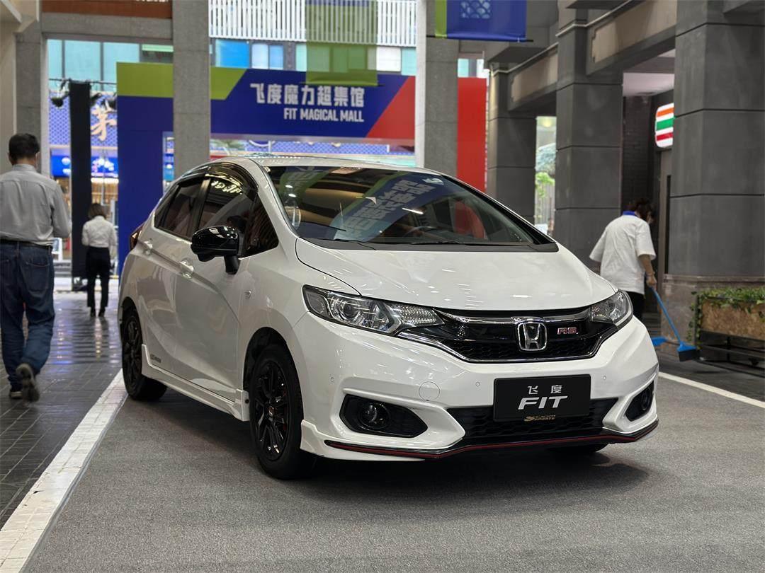 (2008-2013年)图为第二代飞度,代号ge8(2003-2008年)图为第一代飞度