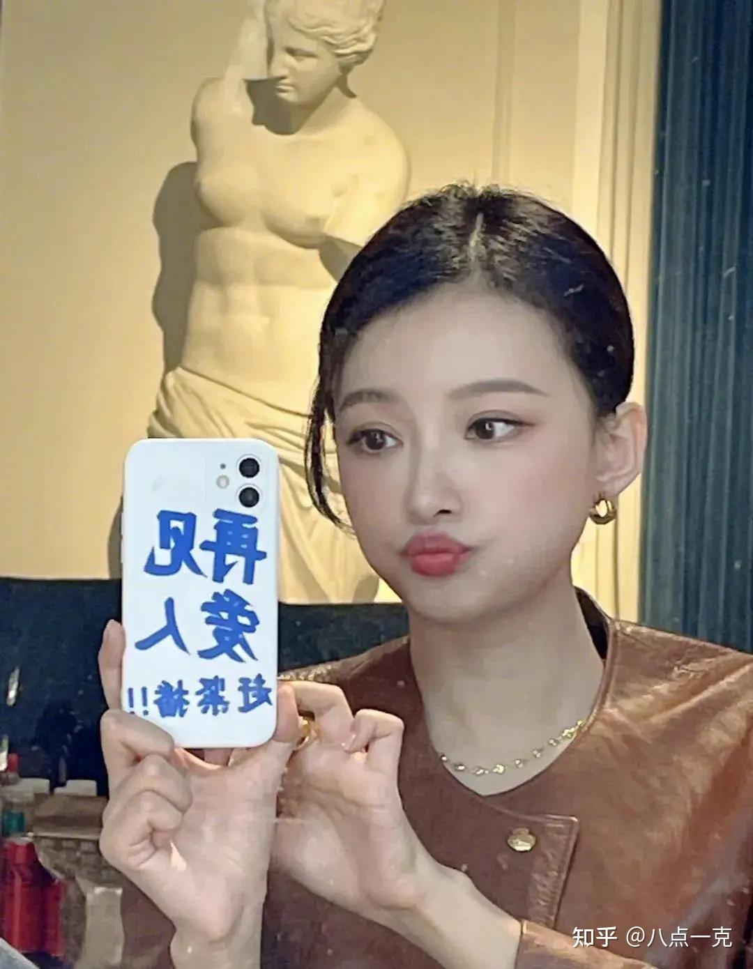 孙怡前脚当三被群嘲董子健后脚带着女儿外出聚餐疑似互相拉踩