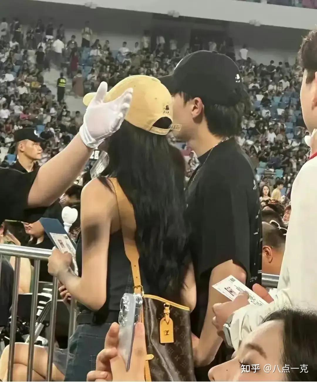孙怡恋情曝光!与00后海王搂在一块,网友:难怪被董子健扫地出门 - 知乎
