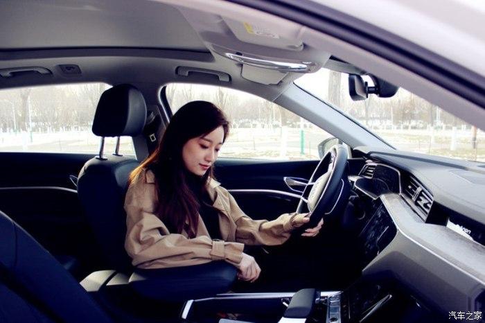 美女当奥迪etron车模不负时光不负自己更不负你