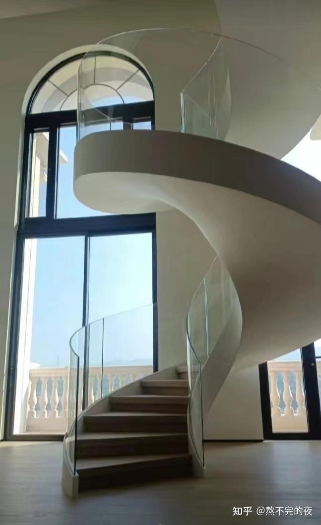 现代流行艺术玻璃楼梯护栏别墅定制弧形旋转楼梯扶手