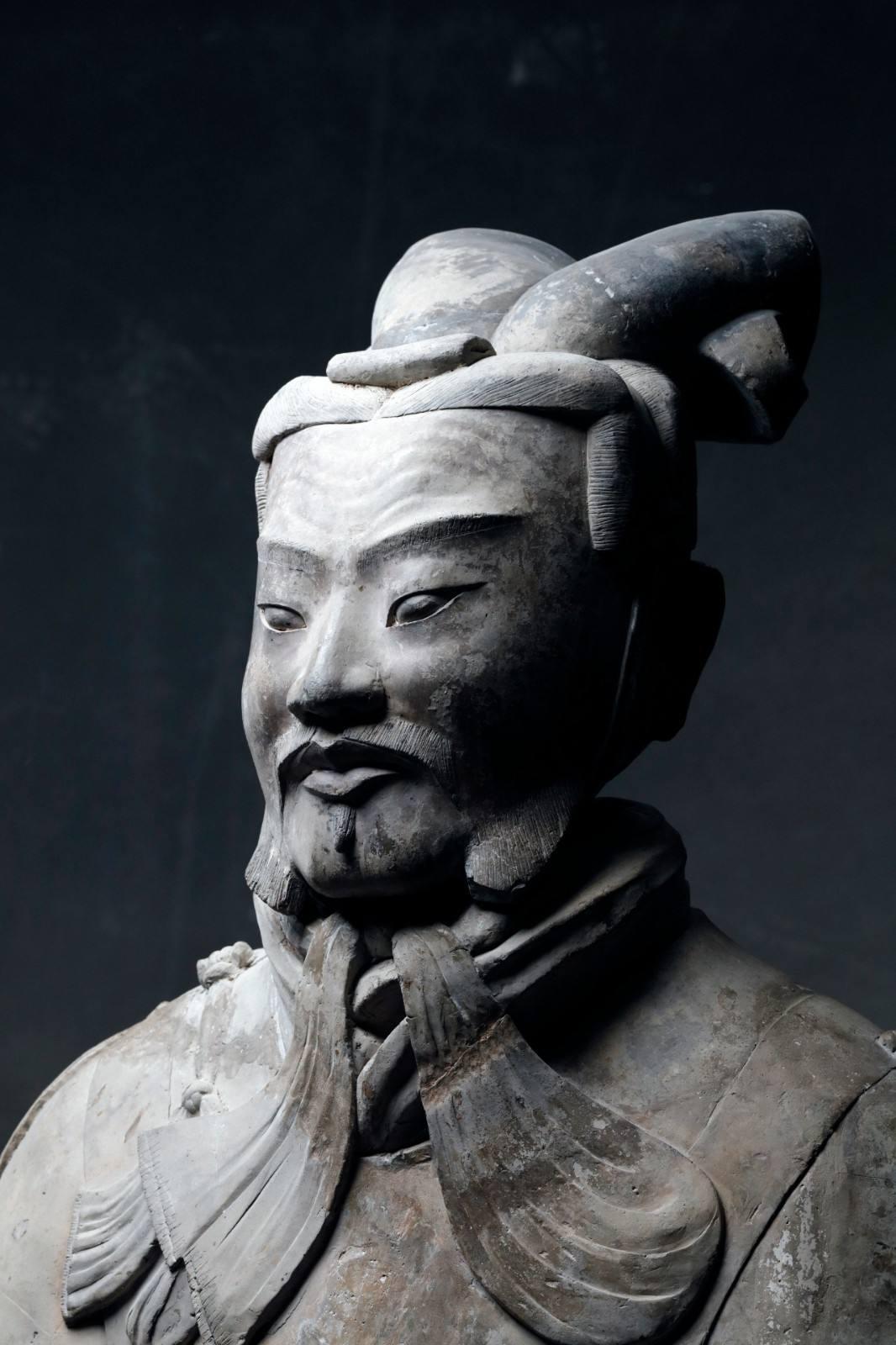 双尾鹖冠,鱼鳞铠甲,彩色花结:如何正确欣赏一尊将军俑? - 知乎