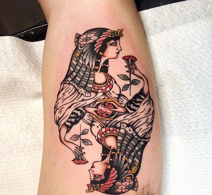 纹身艺术家打打牌给假模特画身体做做扇子这位纹身师活得太潇洒了