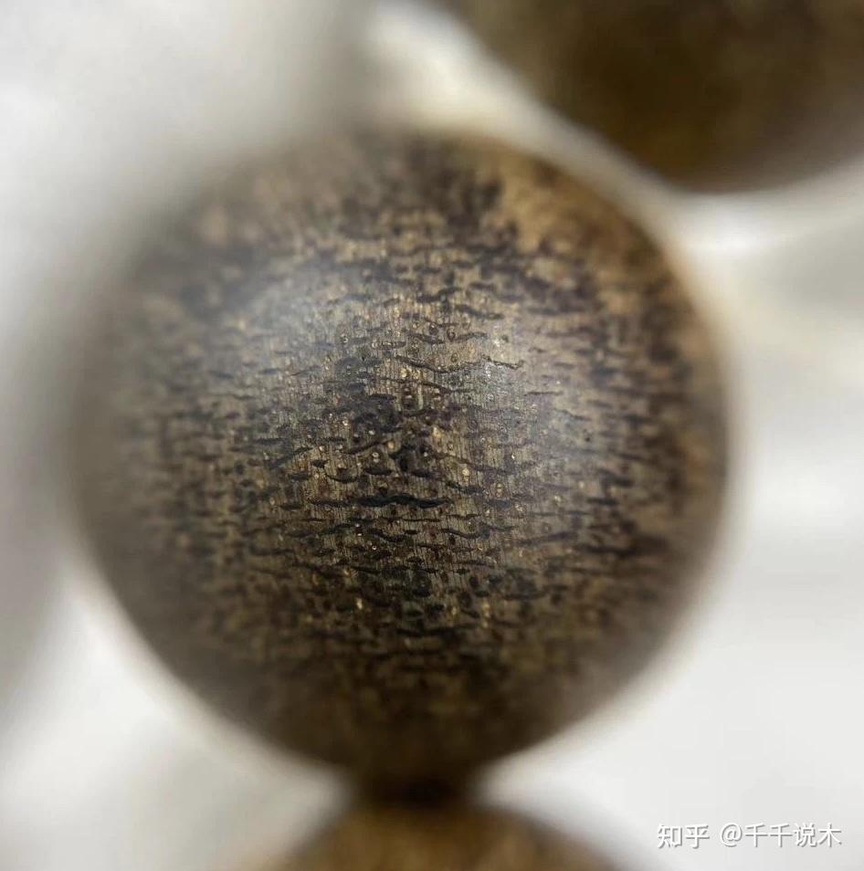 是巴布亚沉香(巴布亚经常底色偏黄褐色)以下新加坡沉香,纹理不清晰,有