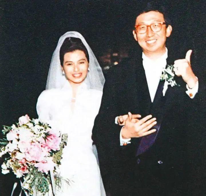 当时,因为拍摄一部广告,广告创意师朱家鼎第一次亲眼看到钟楚红.