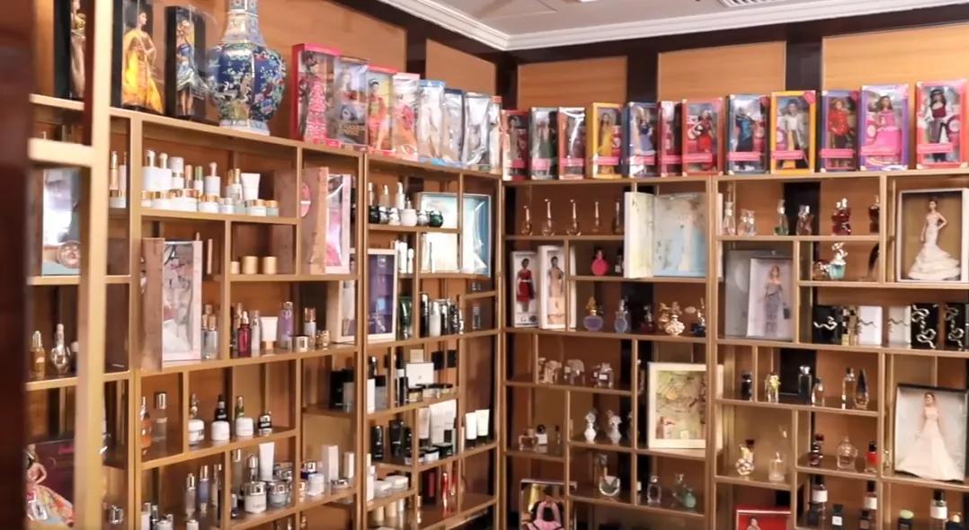 余晚晚曾在网络上公开了自己的豪宅,就是一座博物馆,没有七八个小时是