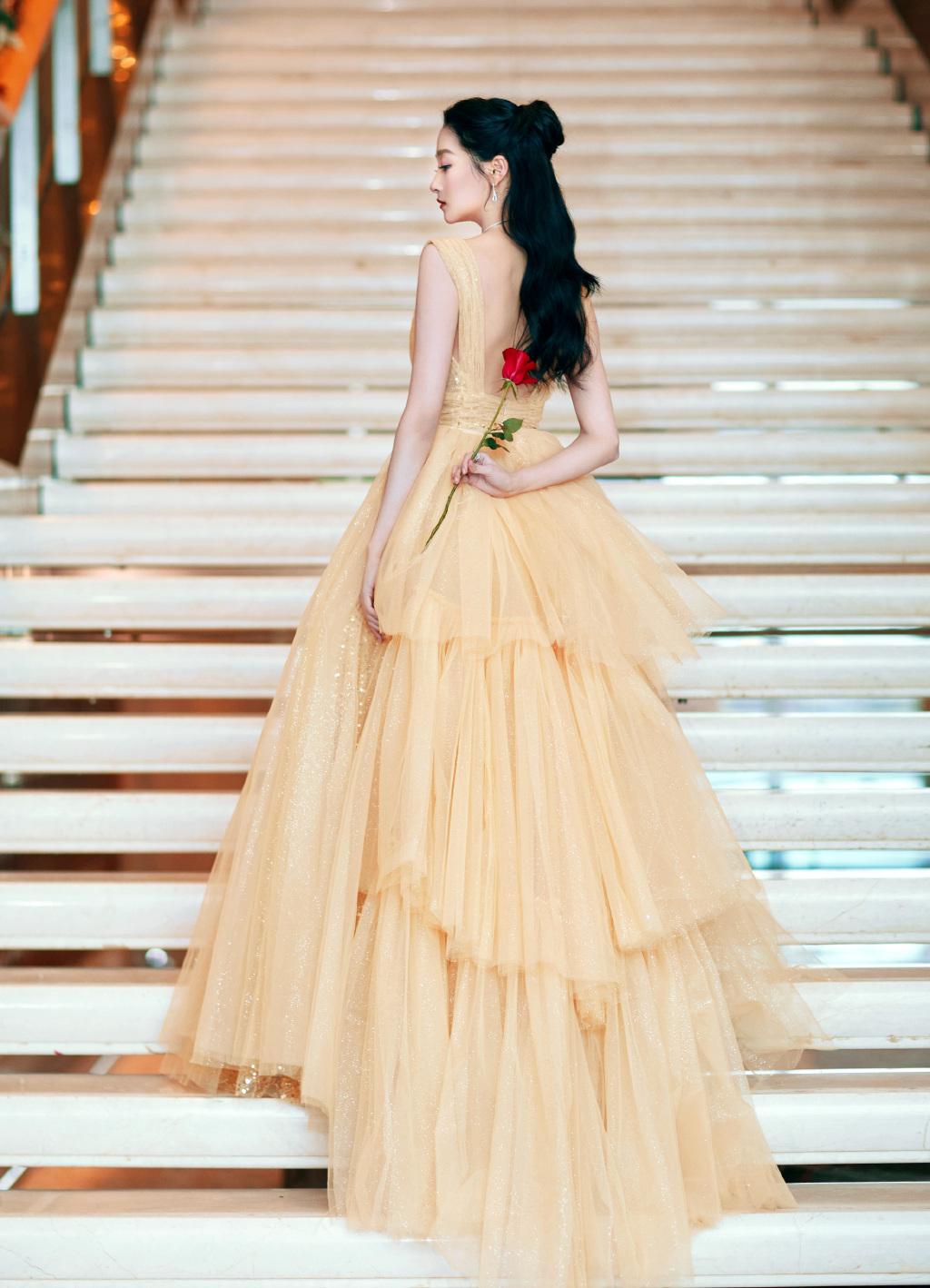 关晓彤壁纸今日红毯造型好美身穿淡黄色星光裙宛如贝儿公主