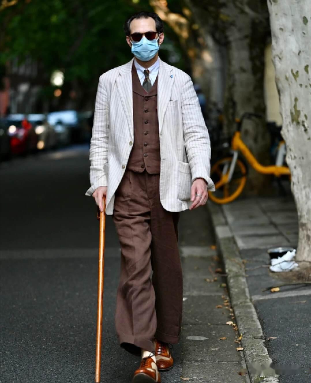 被上海爷爷圈粉了穿衣简约爱戴帽一身干净老了也不油腻