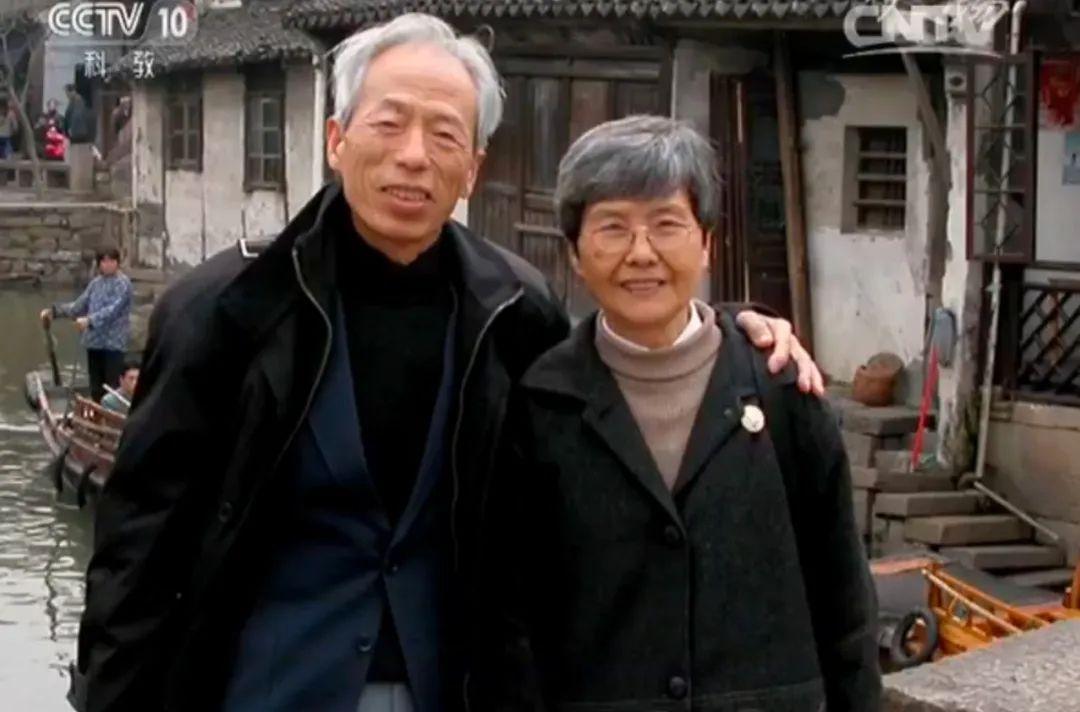 樊锦诗与彭金章相识于未名湖畔他送的礼物总是不合她的心意可是她也没