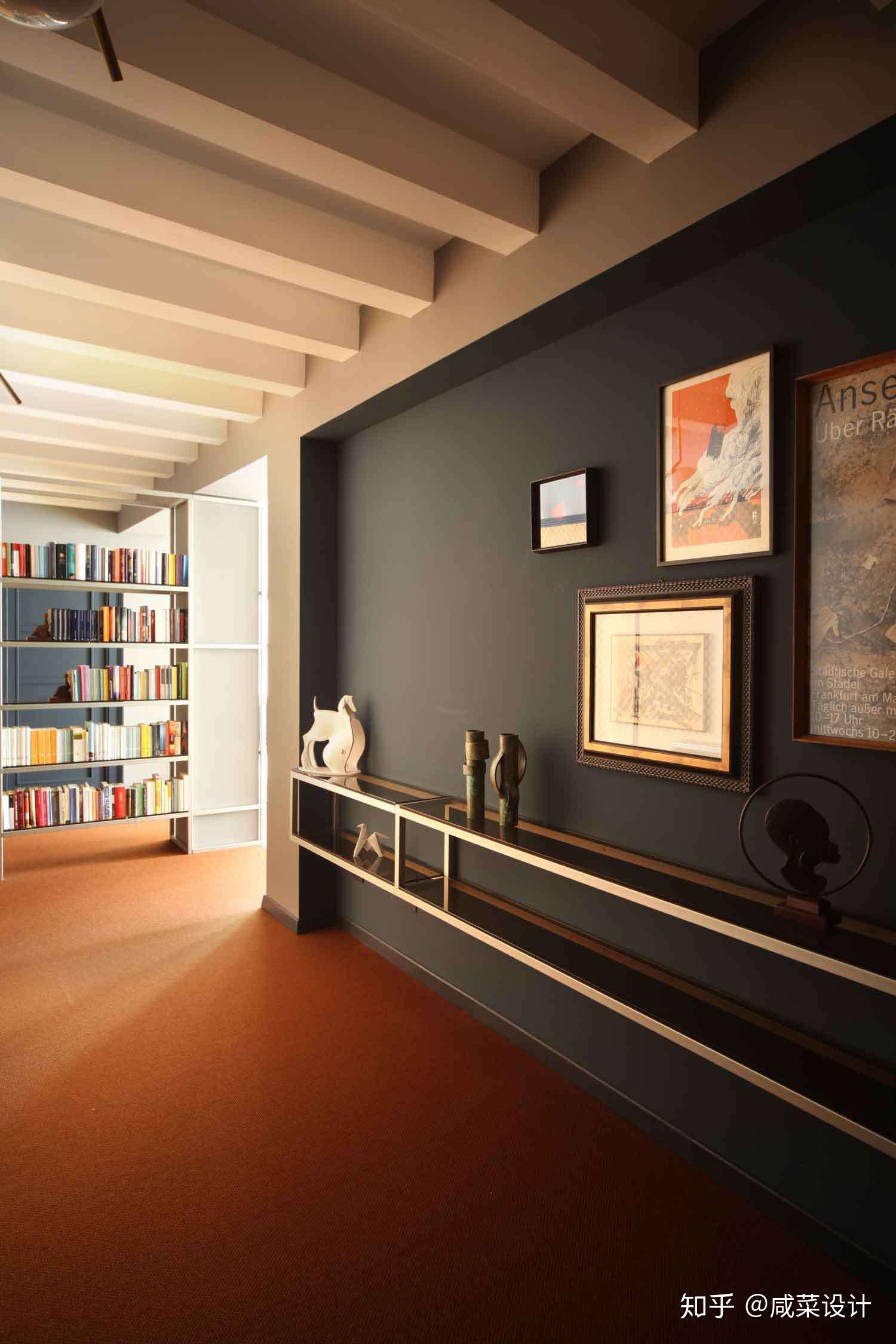 1.只有一面墙颜色不一样.