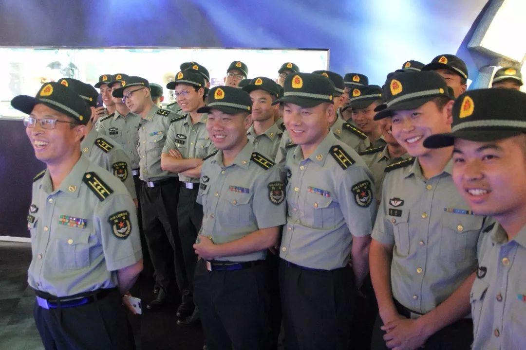 的友谊之桥▲深圳图书馆32266部队流动图书点揭牌仪式"腹有诗句气自华