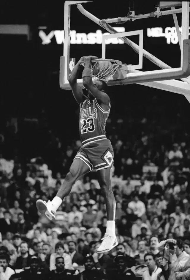 再次拯救nba的神丨乔丹高清黑白壁纸赏析