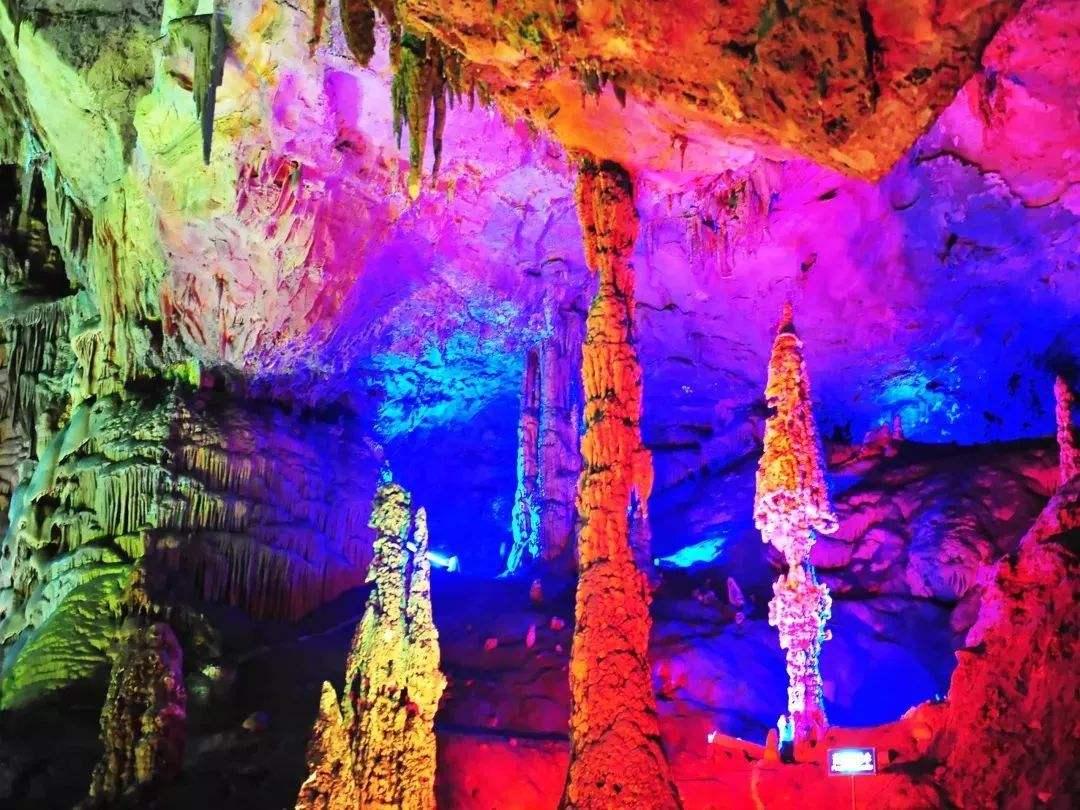 银子岩内还有一个称为"混元珍珠伞"的景点.