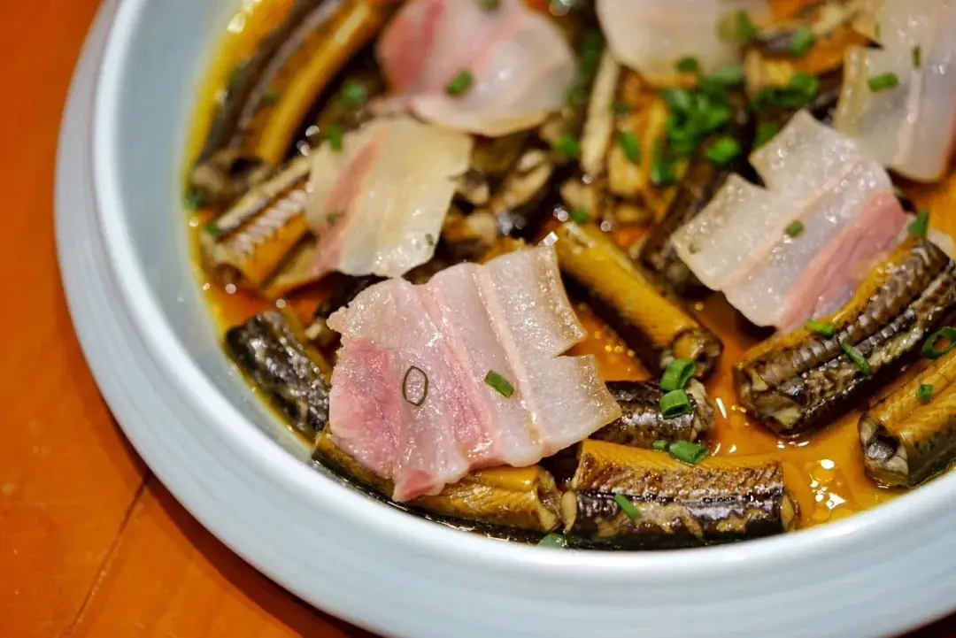 河鲜也是必点的.野生鳝鱼加上咸肉一起蒸,简单淋点酱油,撒葱花点缀.