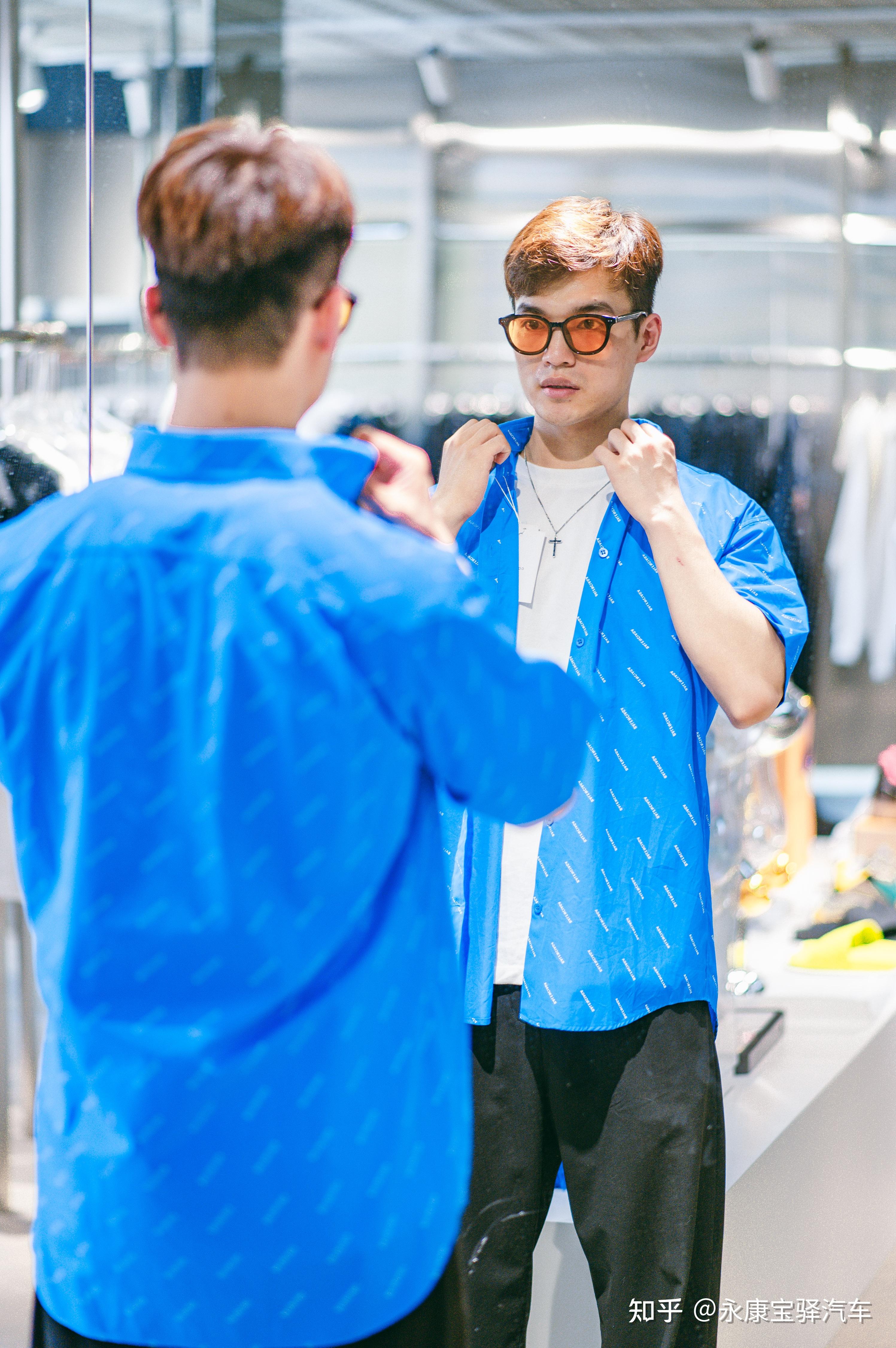 聊到自己的潮牌店,chris总能滔滔不绝地表达出自己服装设计的理念和