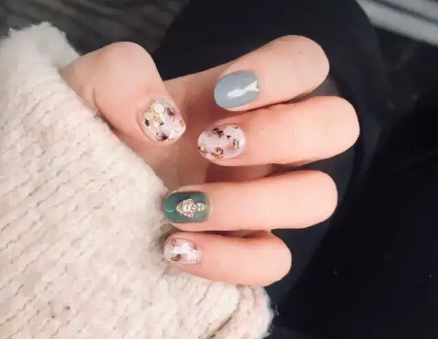 这里可能是最全的新年美甲集合了-新年美甲图片2021简单大方红色衣服