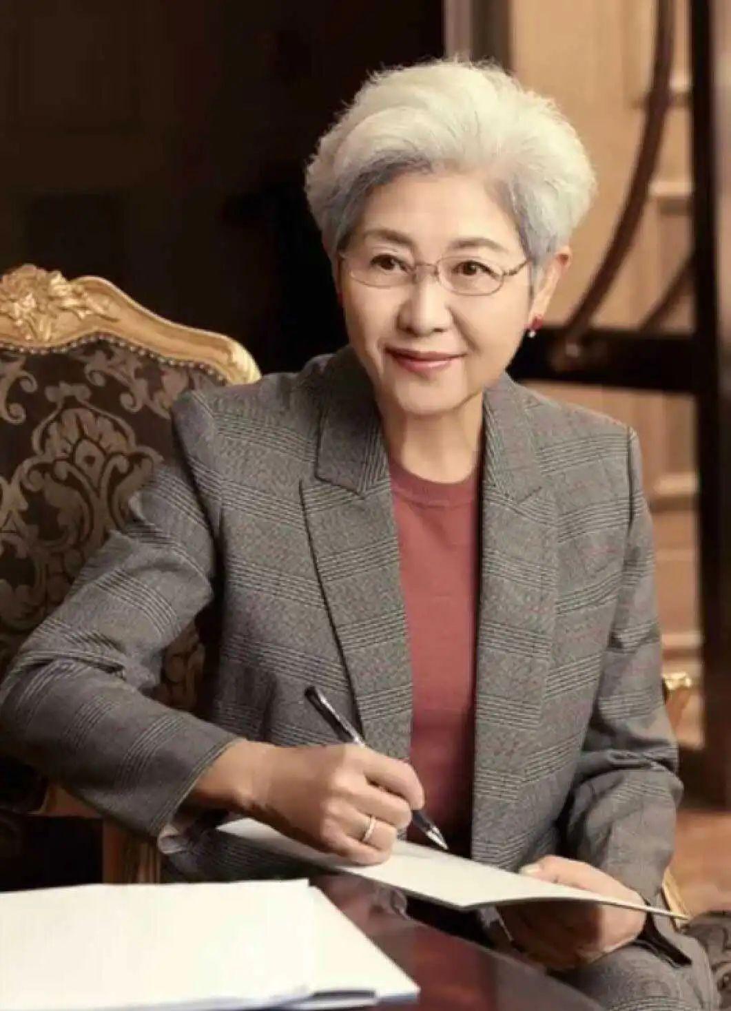 71岁“最美外交官”傅莹,一头白发配旗袍优雅大气,尽显东方之美 - 知乎