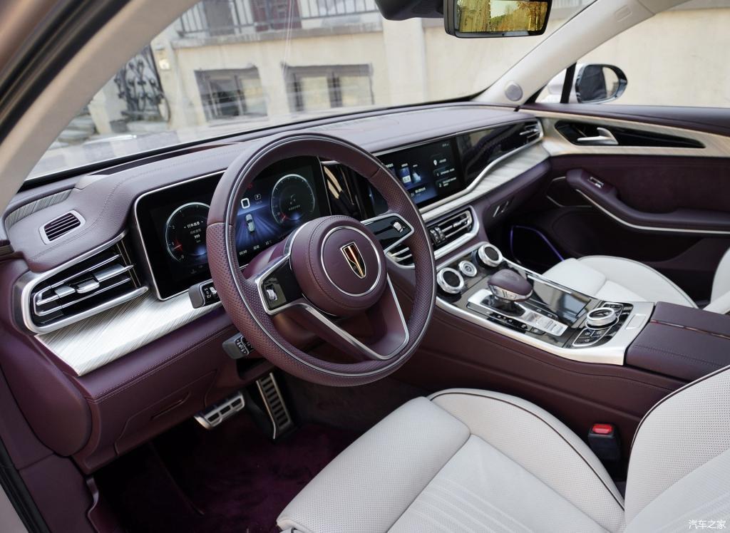 来到驾驶舱,我们可以看出,红旗h9的中控台宽大厚实,通过色彩搭配营造