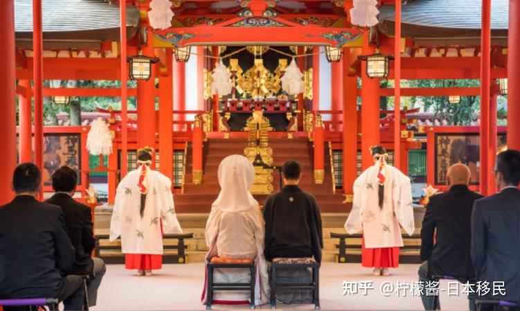 纵观日本人的一生,他们多数同时信奉神,佛两教,婚礼多从神道教习俗,而