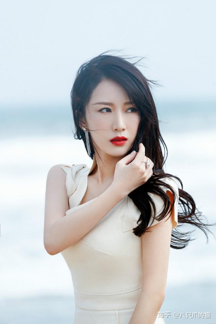 被李念的红毯礼服惊艳虽然包裹严实但婀娜曲线35岁女人里拔尖