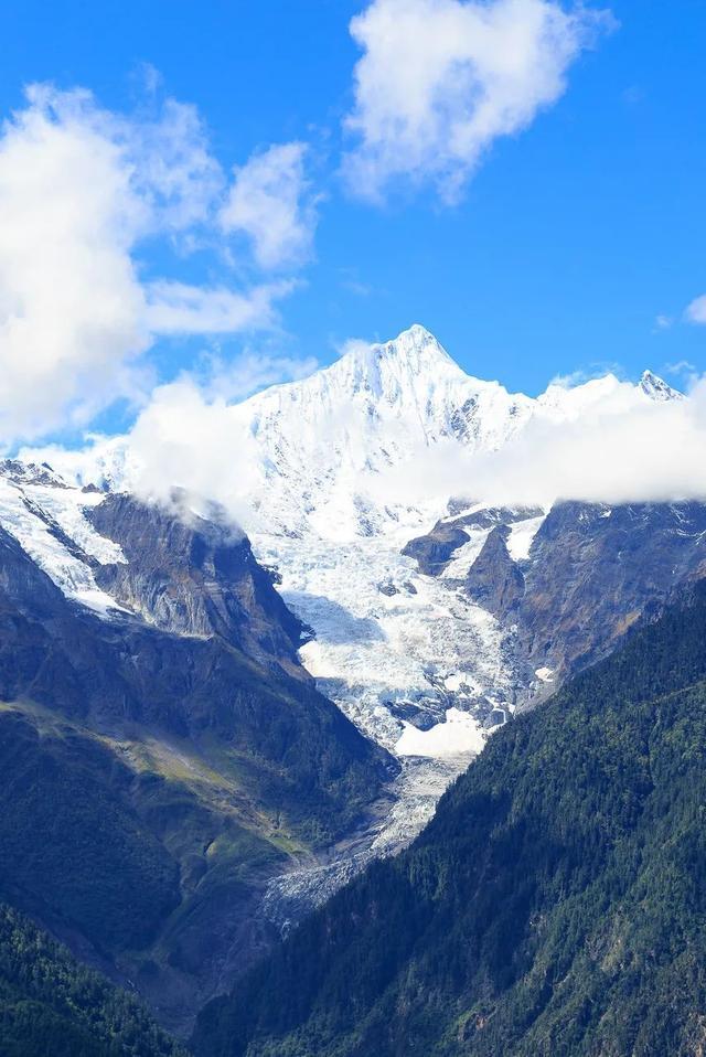 梅里雪山是藏區八大神山之一.