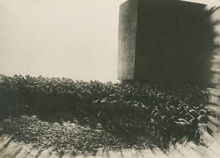 当然,规模并不是本片的唯一意义,作为一部1927年的作品,时代背景下的