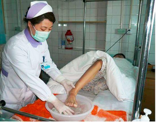 照护老人床上擦浴方法