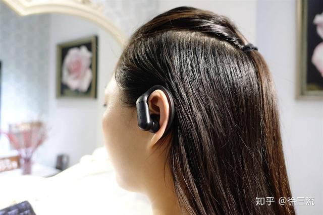 挂耳式耳饰怎么戴 v2-e163df10b8d546d0e6bf3197026e7c32_r.jpg