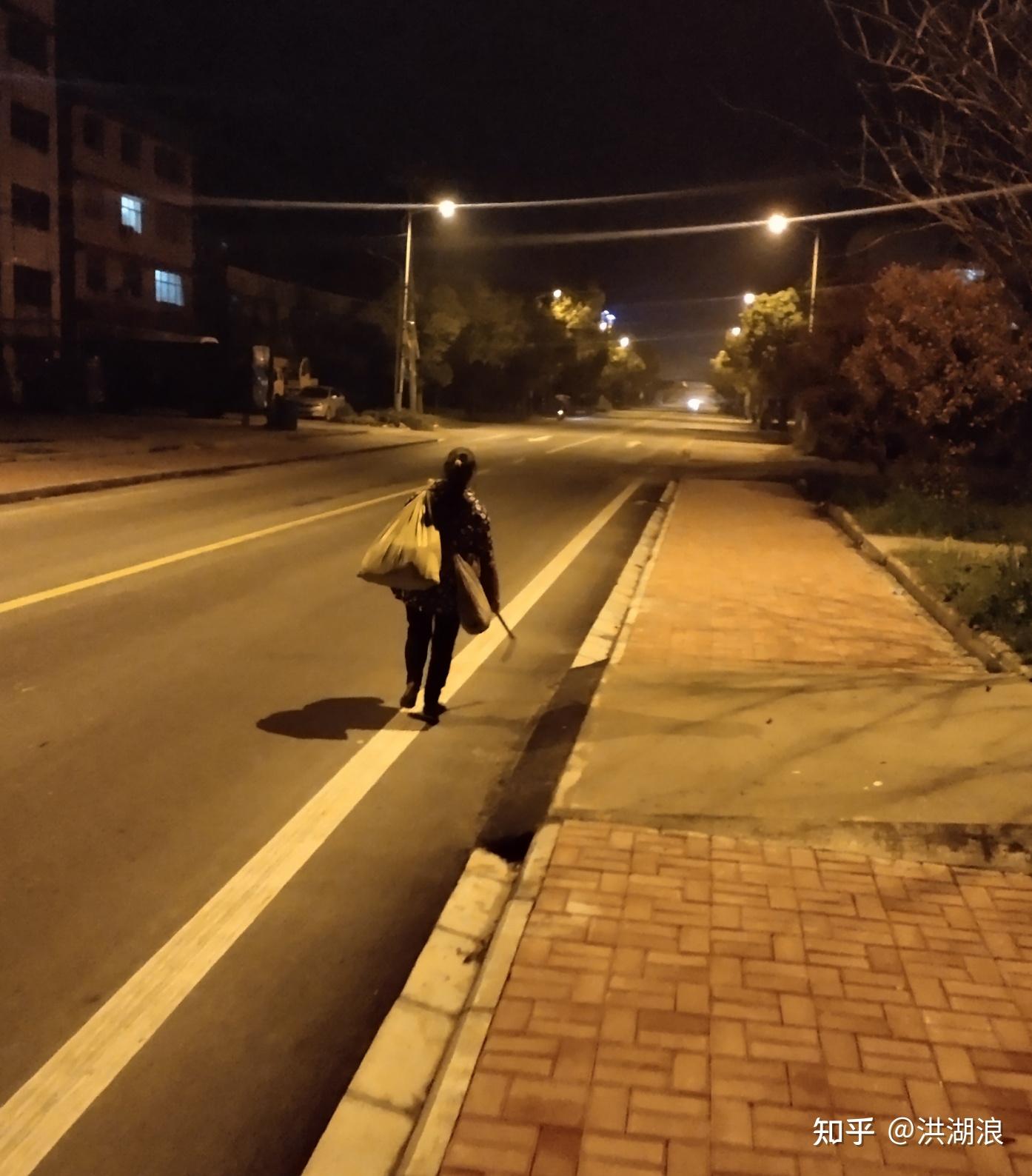 一个人夜晚路边的图片图片
