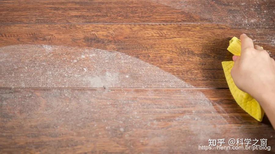 桌子上灰尘的厚度取决于实际情况如果有人问,桌面厚厚的尘土是由于
