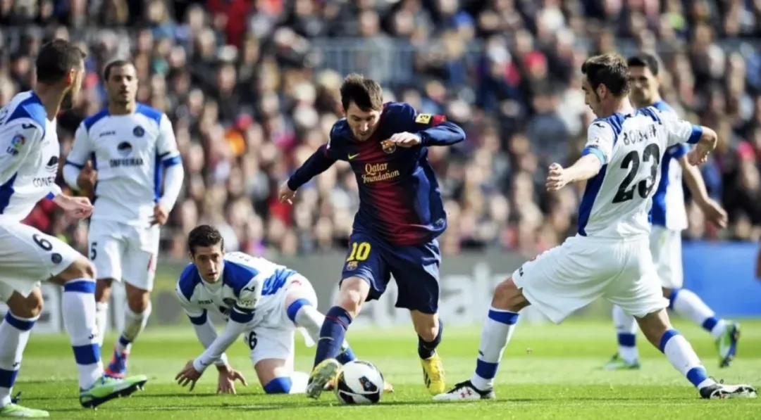 深圳王之者足球进攻防守对抗构成足球运动技术提升三步曲